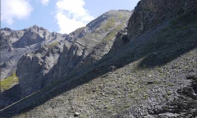 Tout petit devant l´immensité de la montagne