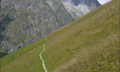 Le sentier à flanc de coteaux sur les hauts de Ferret