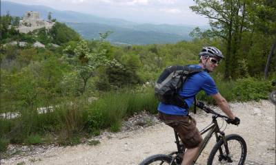 Un chateau, un vttiste, une piste,...