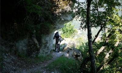 Un passage tendu le long du bisse de Fan