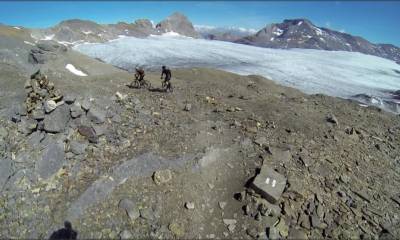 La blancheur grisâtre du glacier de la Plaine Morte