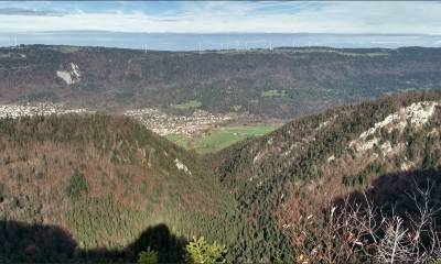 Vue sur les éoliennes du Mt-Crosin au nord